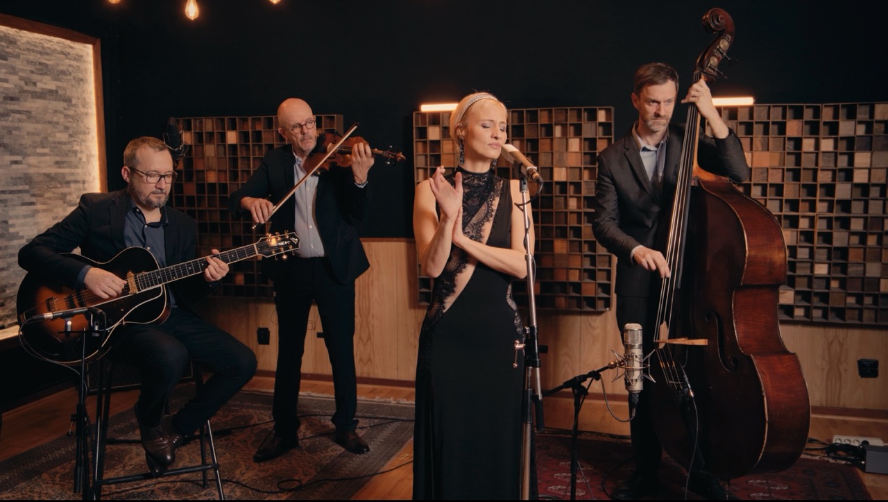 quartet de jazz vocal avec chanteuse et violoniste